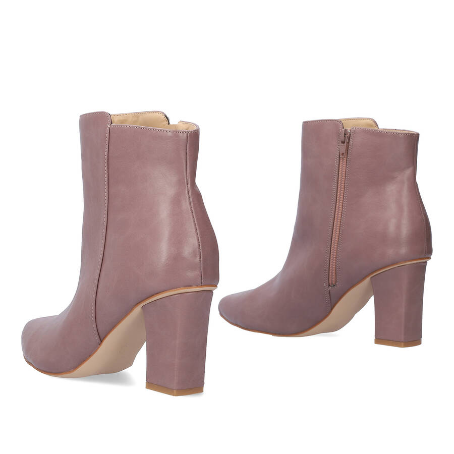 Heeled booties in mauve faux leather. 