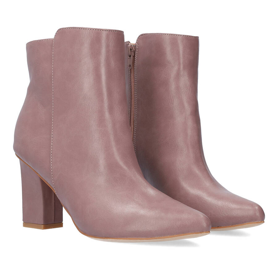 Heeled booties in mauve faux leather. 