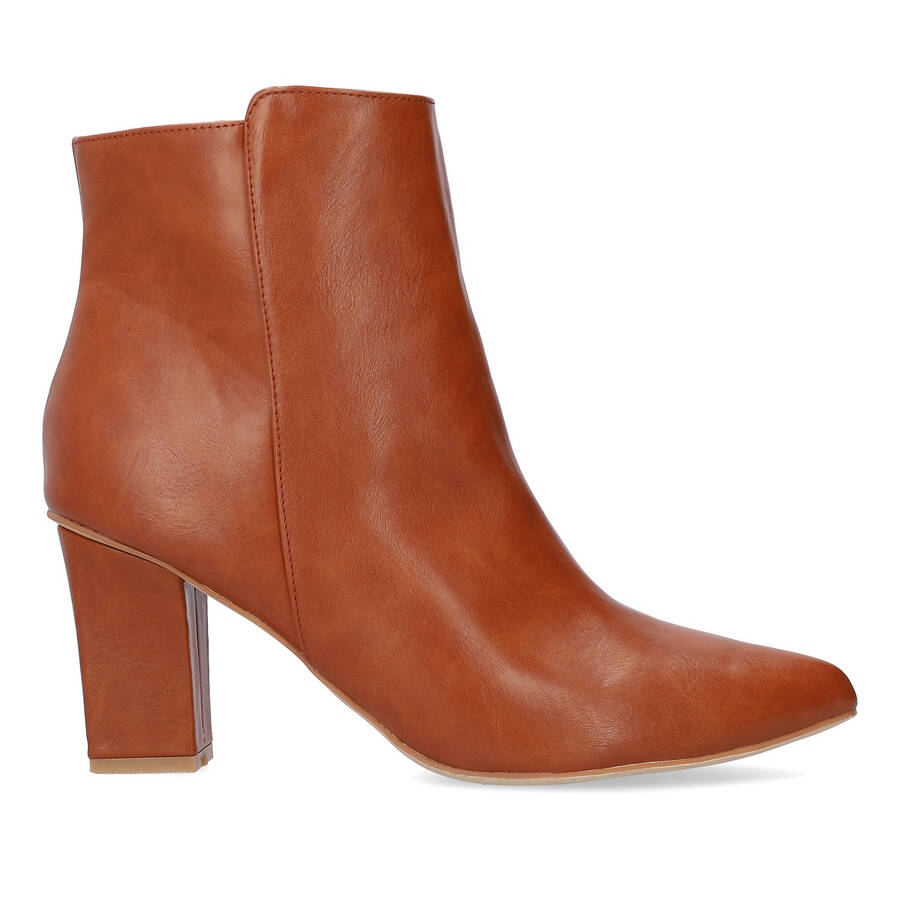 Heeled booties in brown faux leather. 