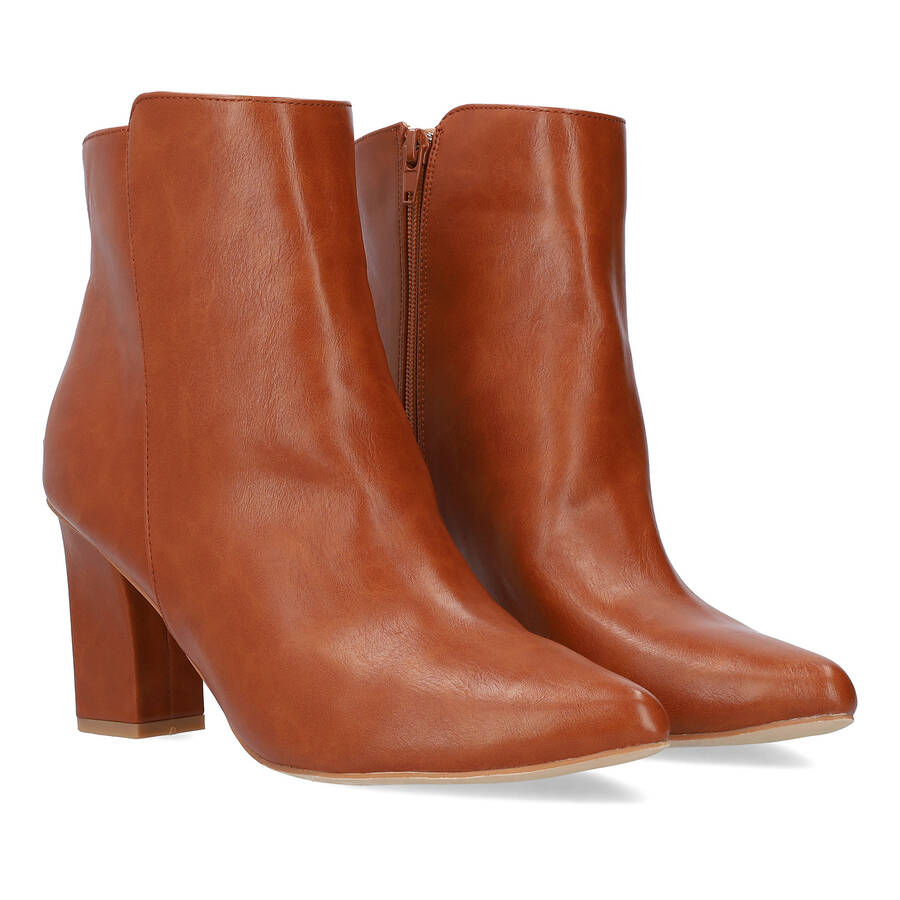 Heeled booties in brown faux leather. 