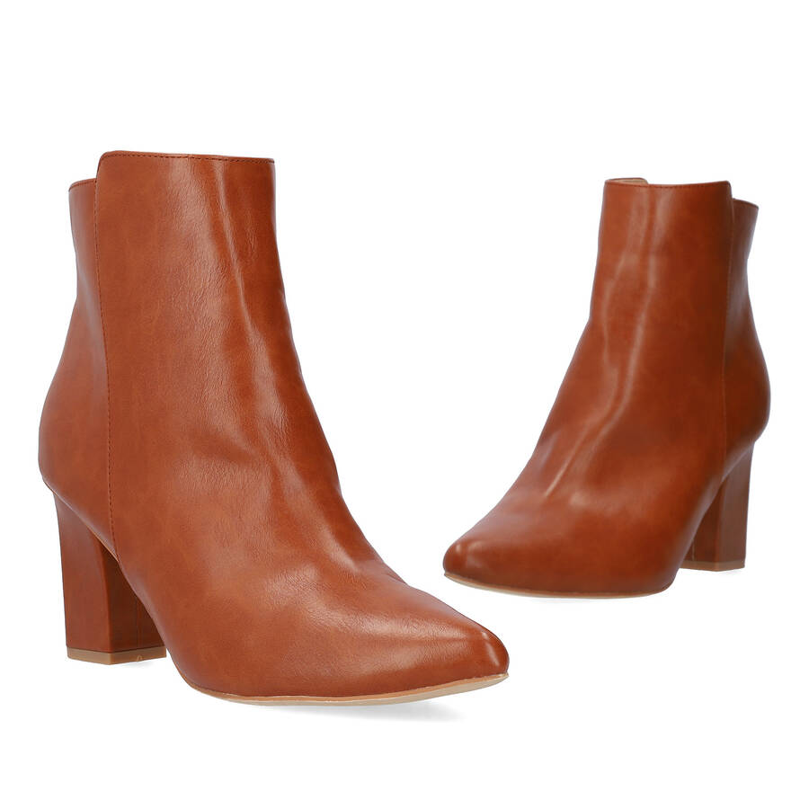 Heeled booties in brown faux leather. 