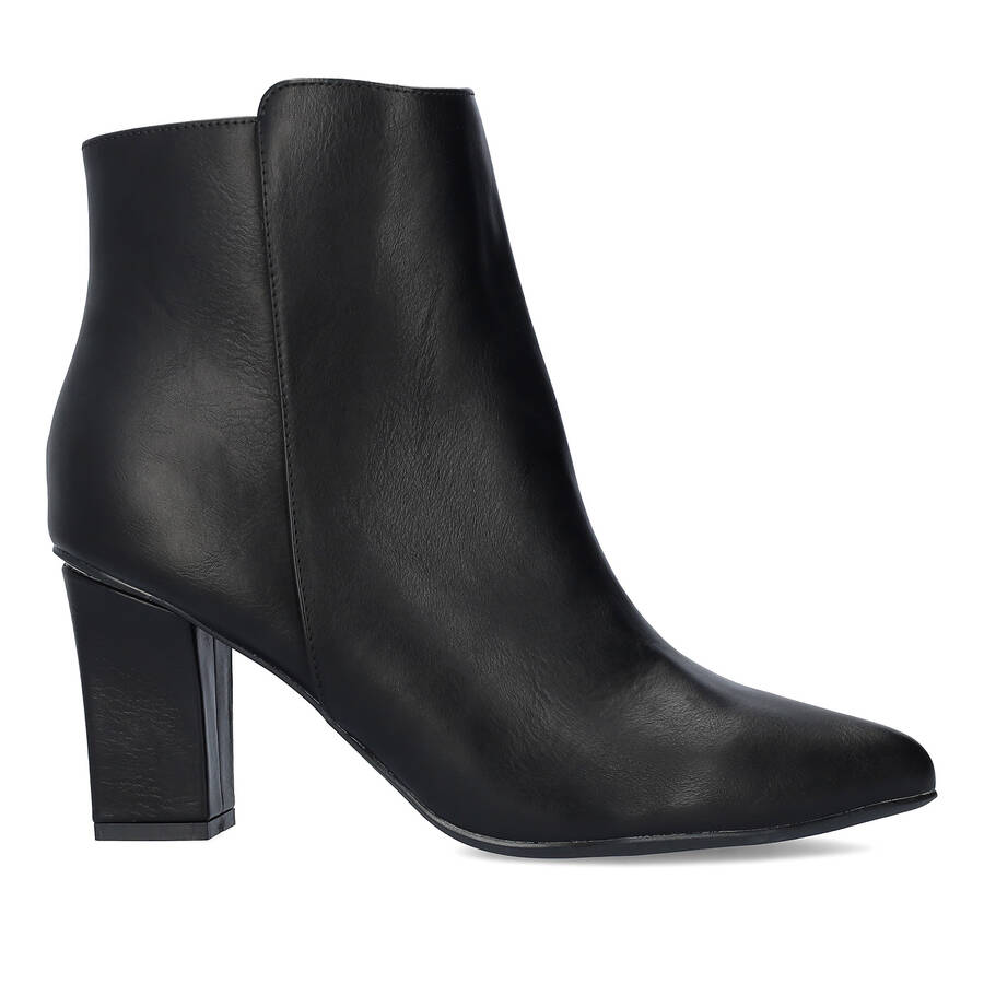 Heeled booties in black faux leather. 