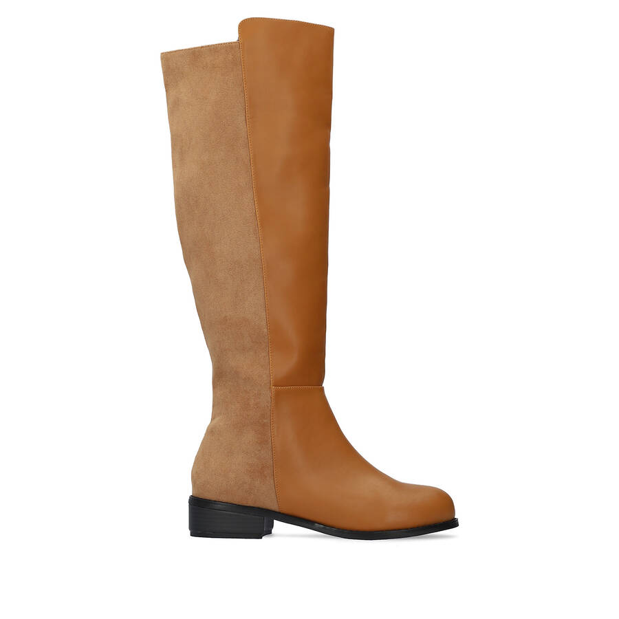 Flat knee-high boots combined in camel colour. 