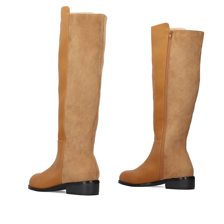 Flat knee-high boots combined in camel colour. 