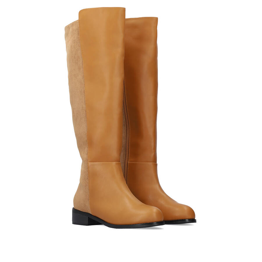 Flat knee-high boots combined in camel colour. 