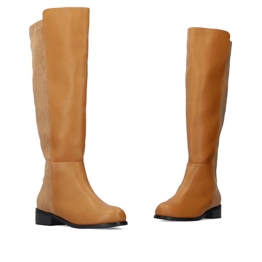 Flat knee-high boots combined in camel colour. 