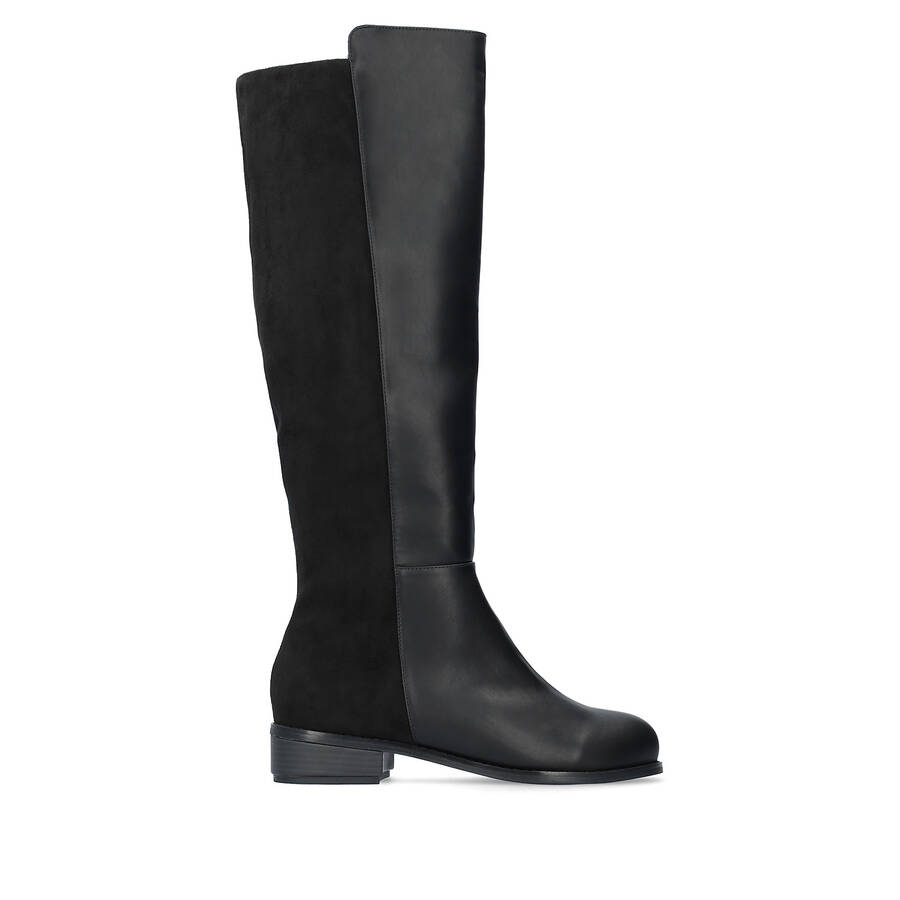 Flat knee-high boots combined in black colour. 