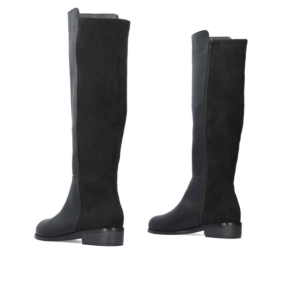 Flat knee-high boots combined in black colour. 