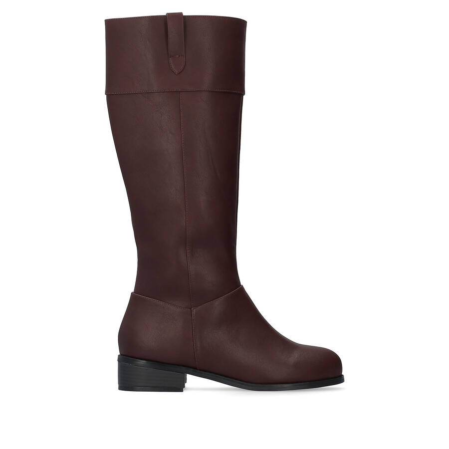 Flat high-calf boots in burgundy faux leather. 