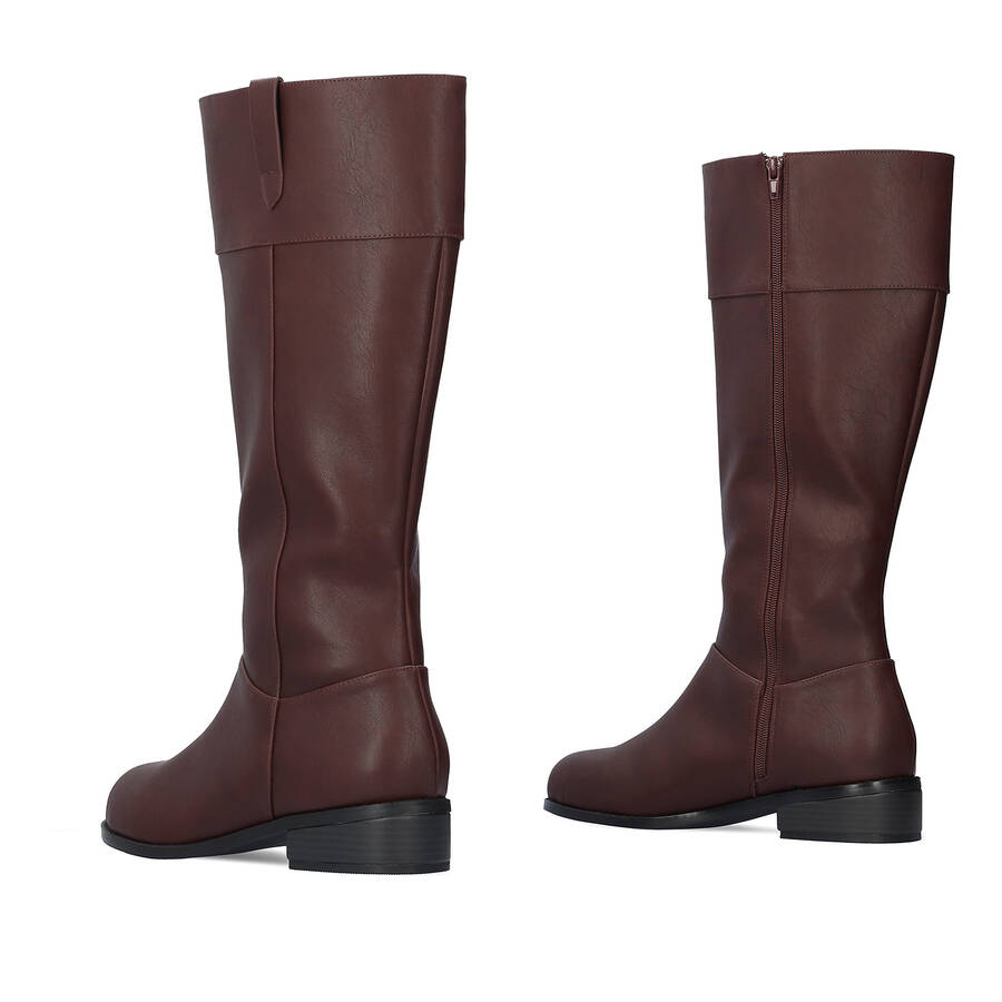 Flat high-calf boots in burgundy faux leather. 