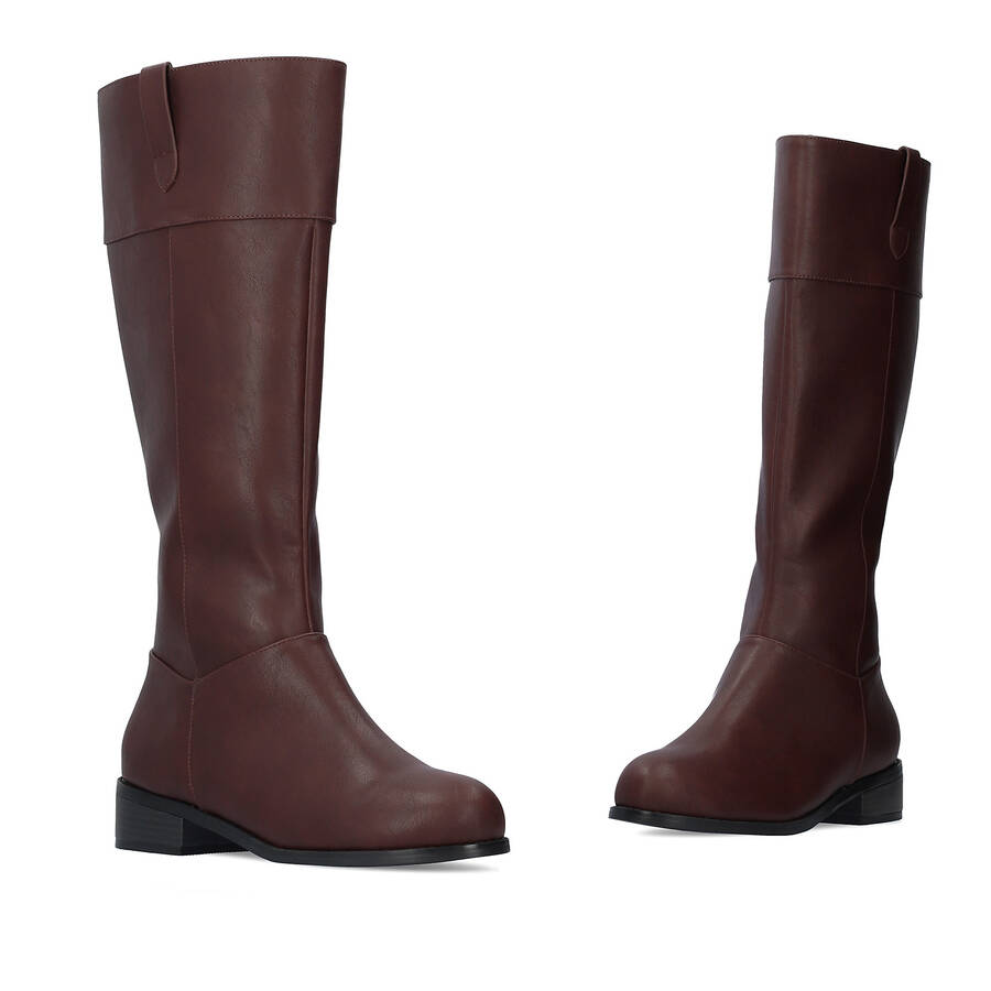 Flat high-calf boots in burgundy faux leather. 