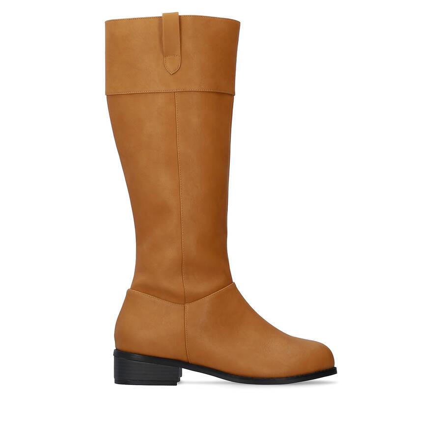 Flat high-calf boots in camel faux leather. 