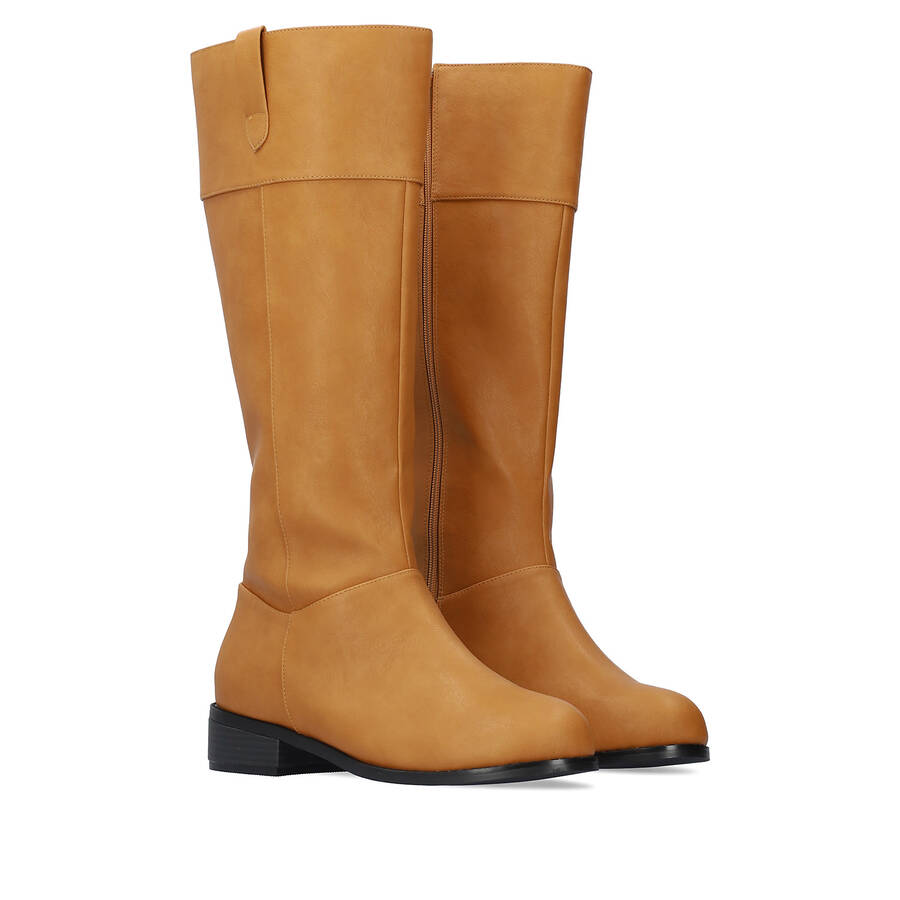 Flat high-calf boots in camel faux leather. 