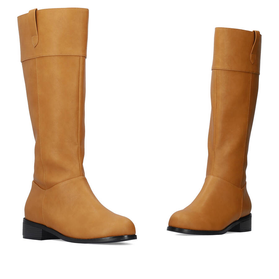 Flat high-calf boots in camel faux leather. 