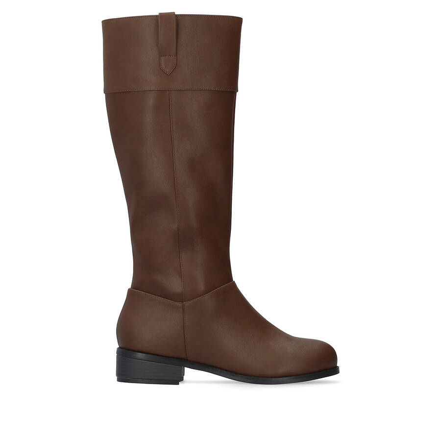 Flat high-calf boots in brown faux leather. 