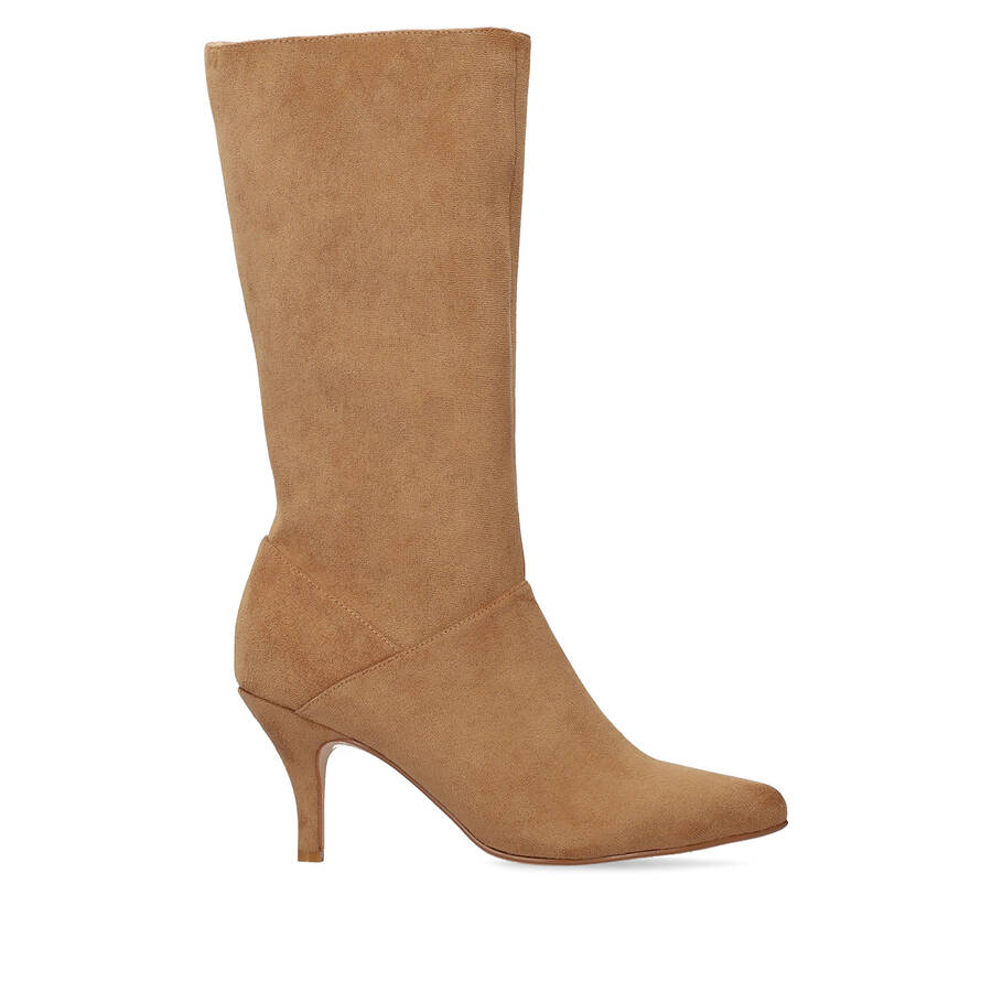 Heeled high boots in brown faux suede. 