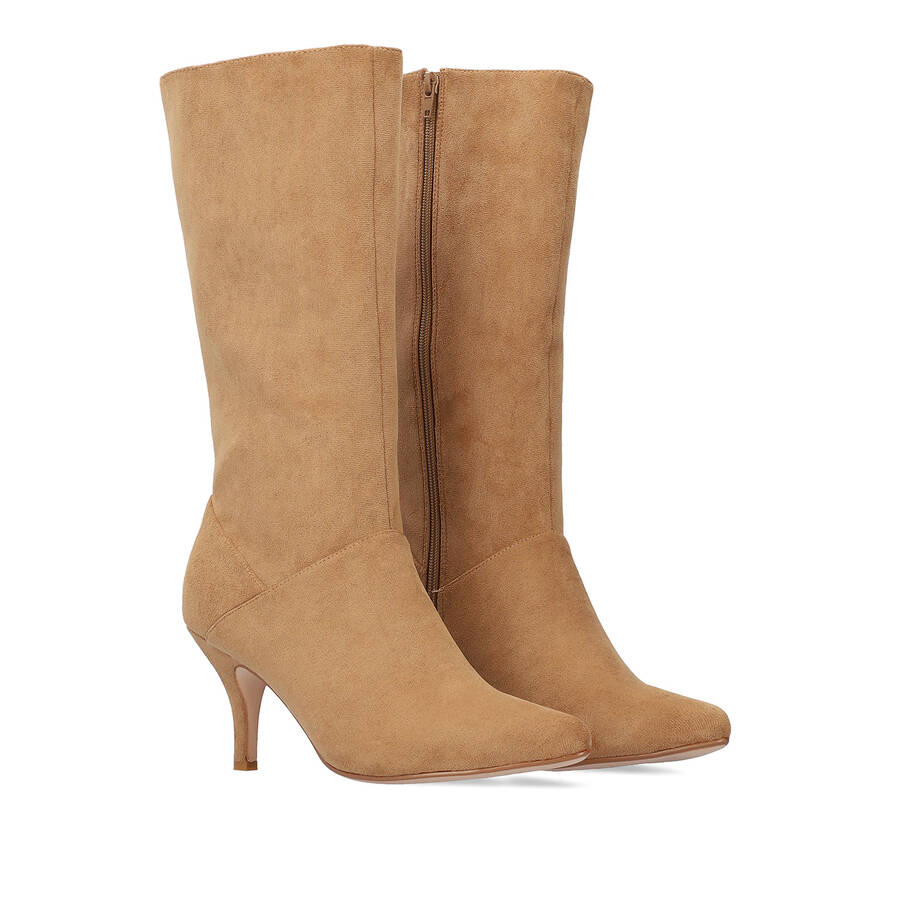 Heeled high boots in brown faux suede. 