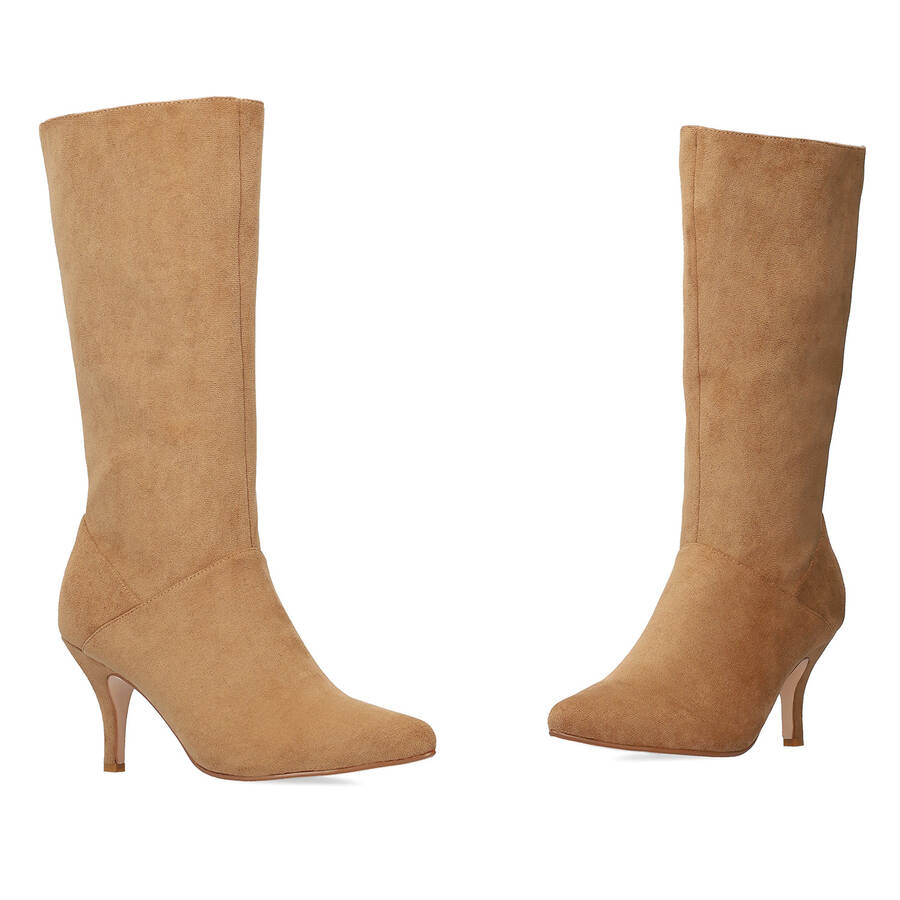 Heeled high boots in brown faux suede. 