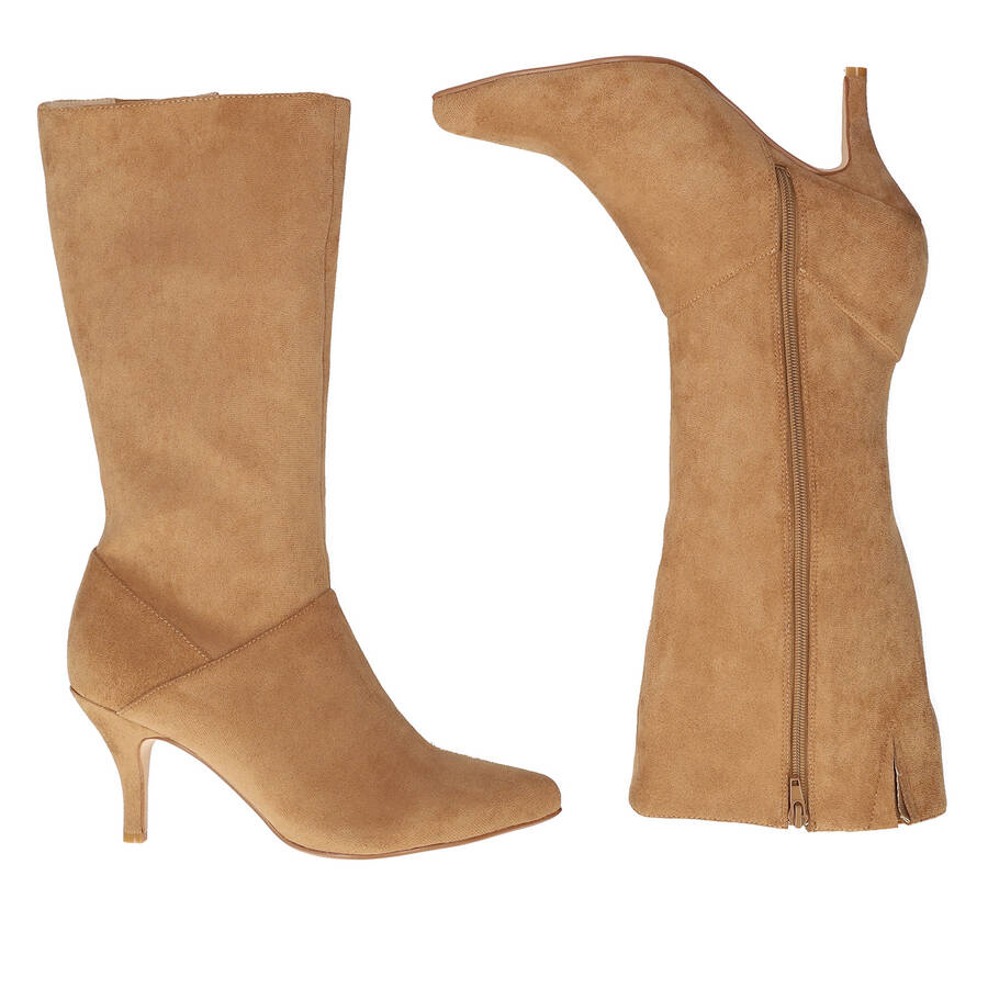 Heeled high boots in brown faux suede. 