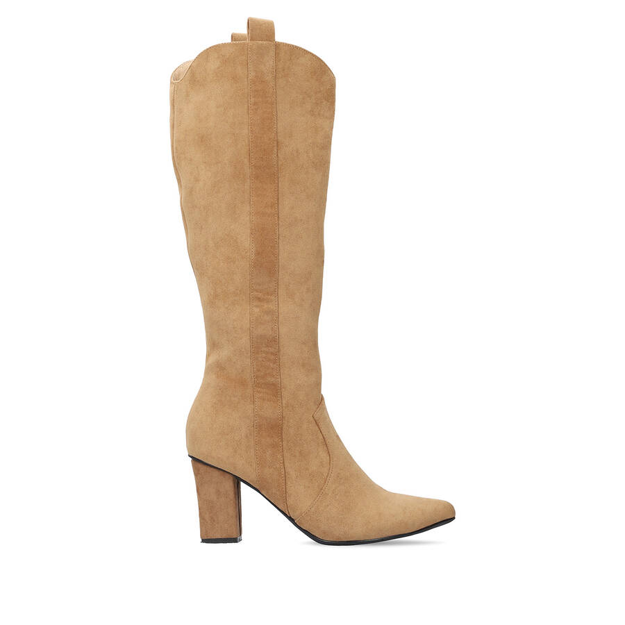 Heeled high boots in brown faux suede. 