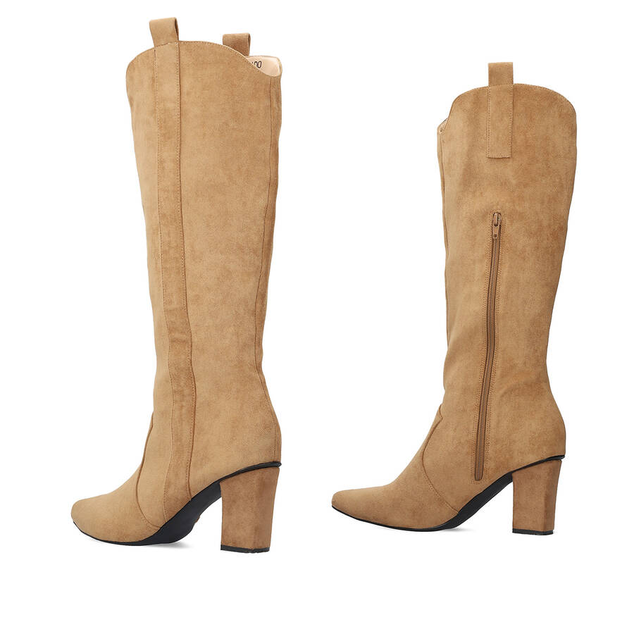 Heeled high boots in brown faux suede. 