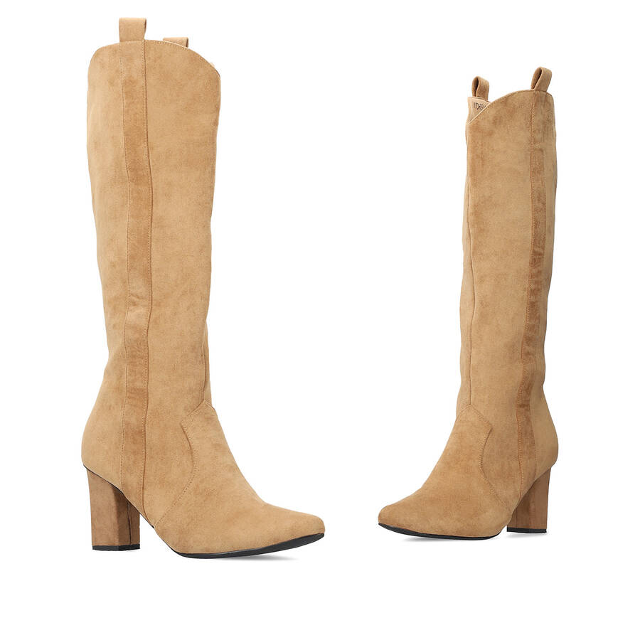 Heeled high boots in brown faux suede. 