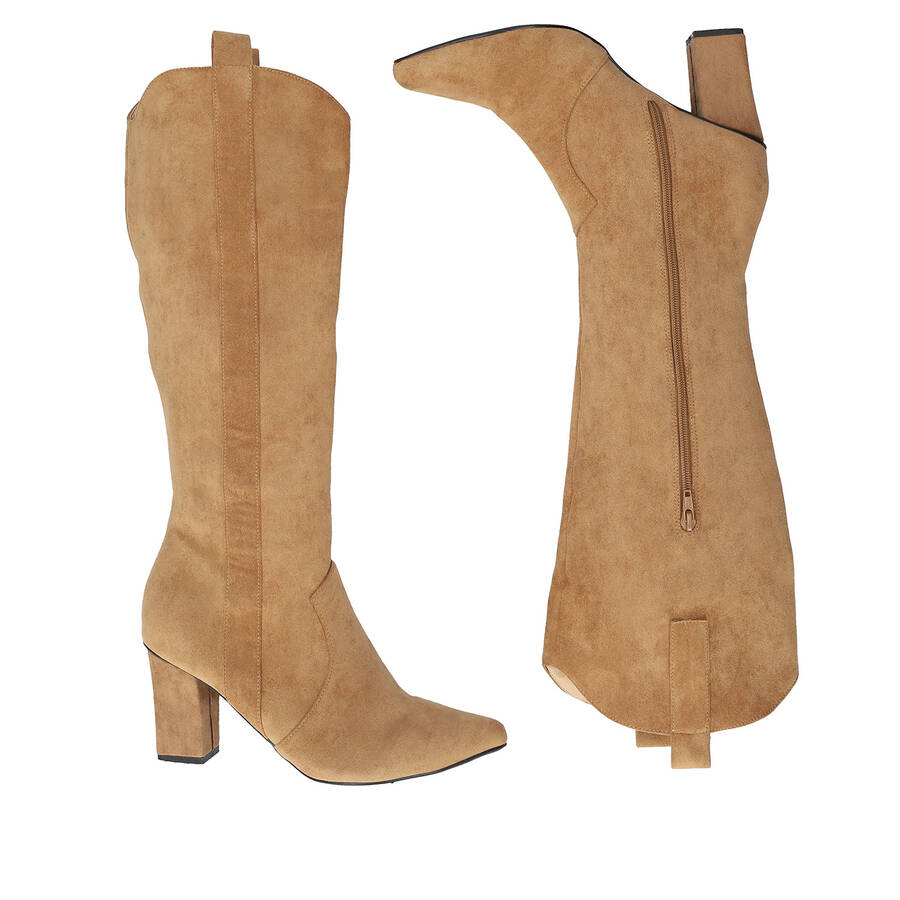 Heeled high boots in brown faux suede. 