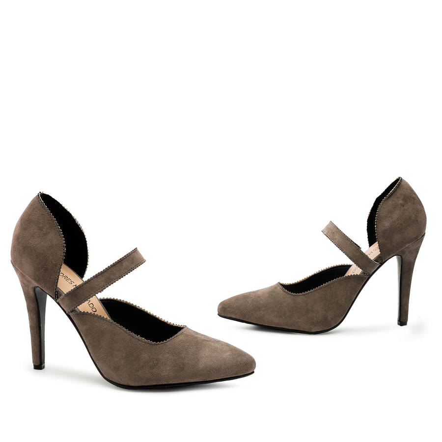 D'Orsay Pumps aus braunem Velourlederimitat 