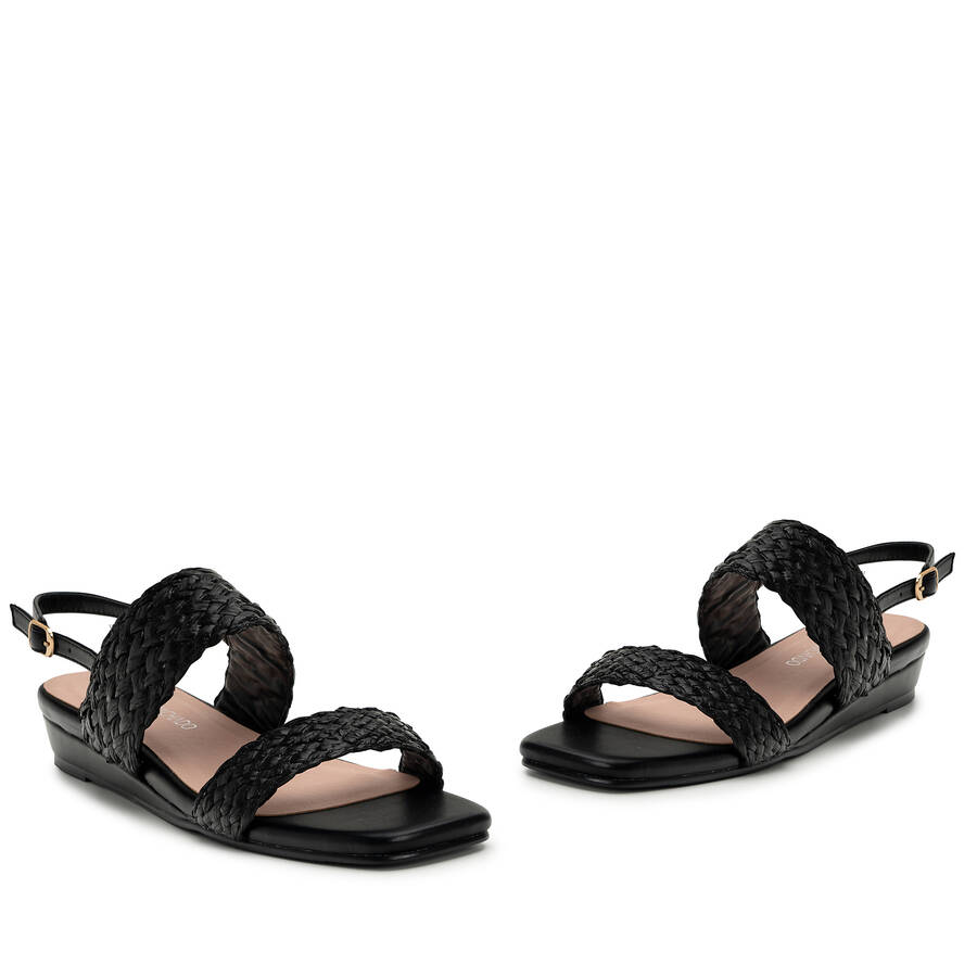 Sandalen aus schwarzem Lederimitat 