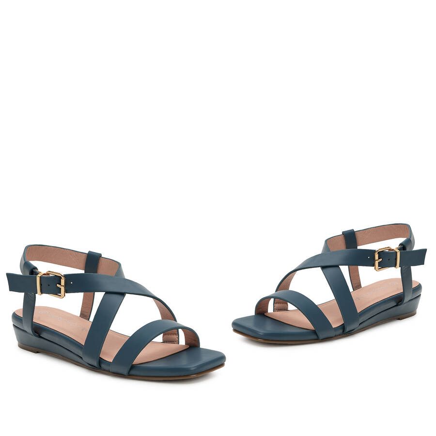 Sandalen aus blauem Lederimitat 