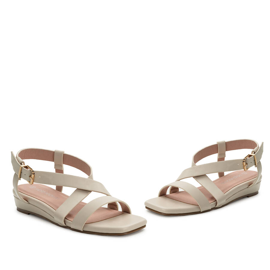 Sandalen aus beigem Lederimitat 