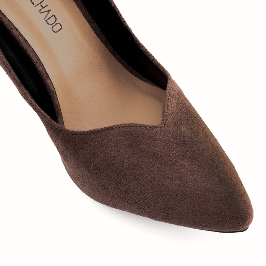 Heeled shoes in light brown faux suede 