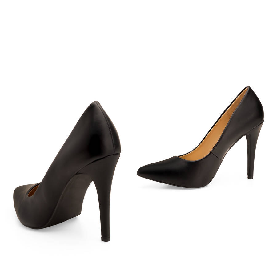 Heeled shoes in black faux leather 