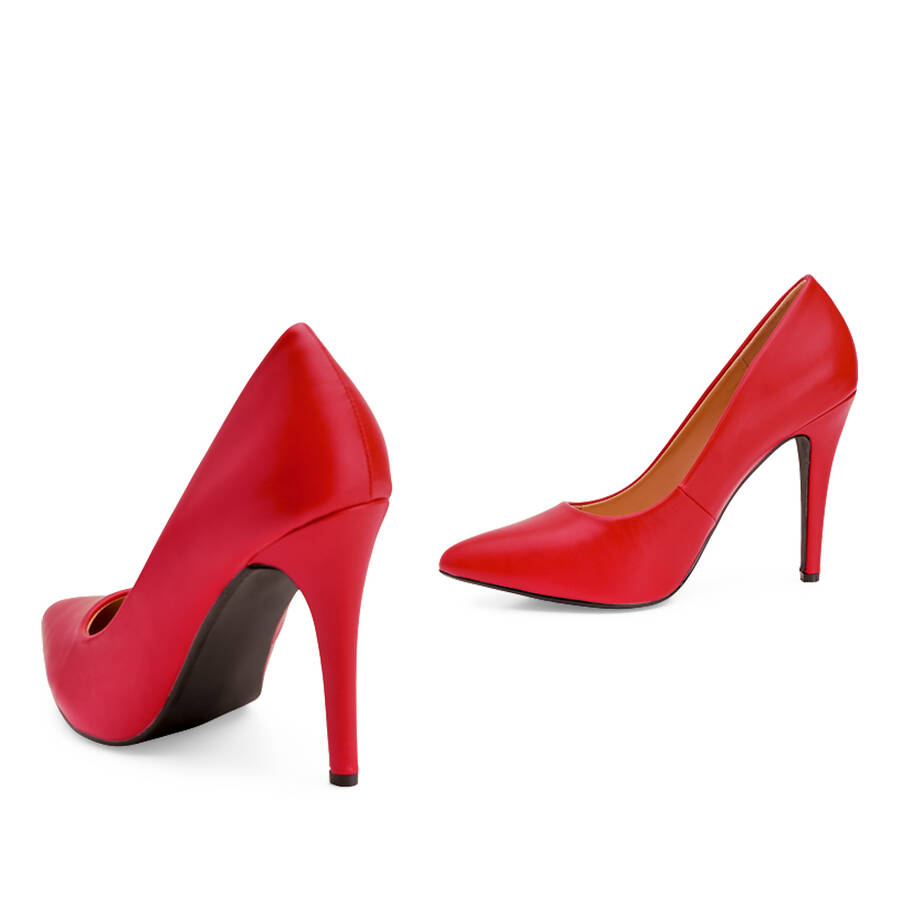 Heeled shoes in red faux leather 