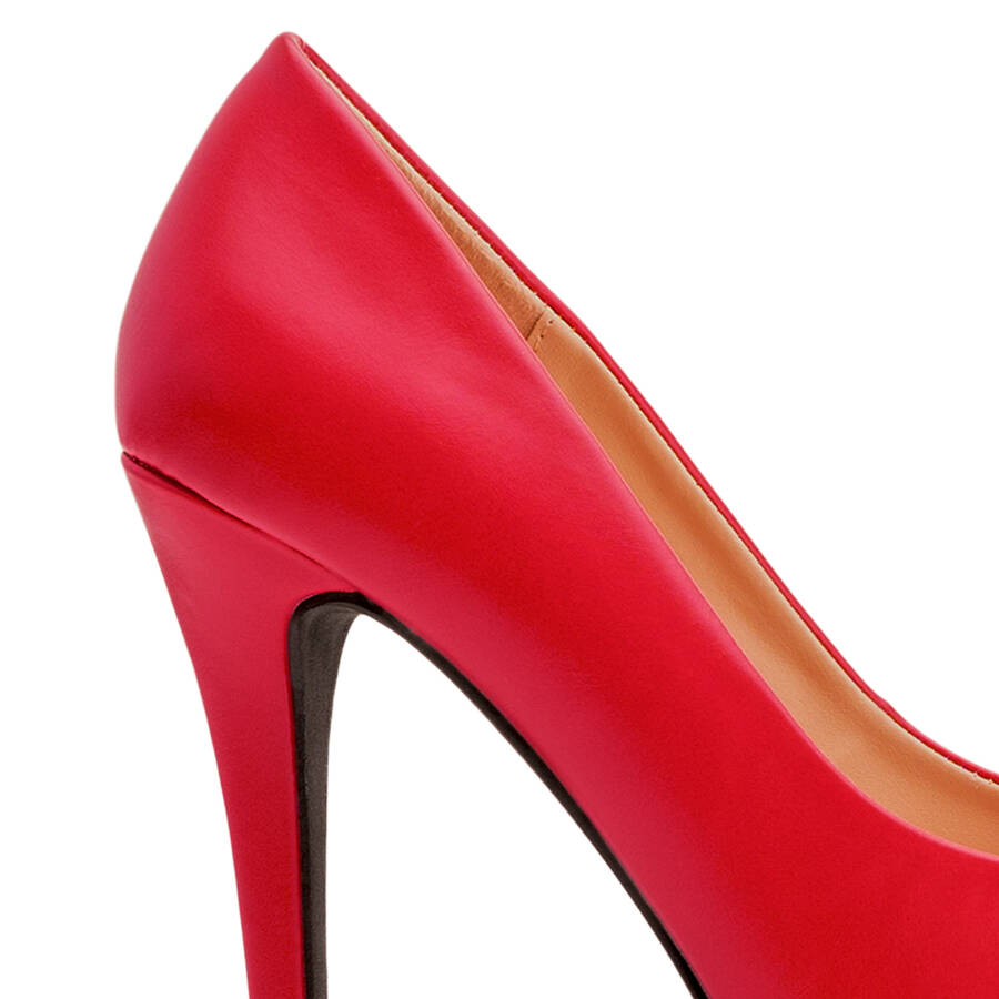 Heeled shoes in red faux leather 