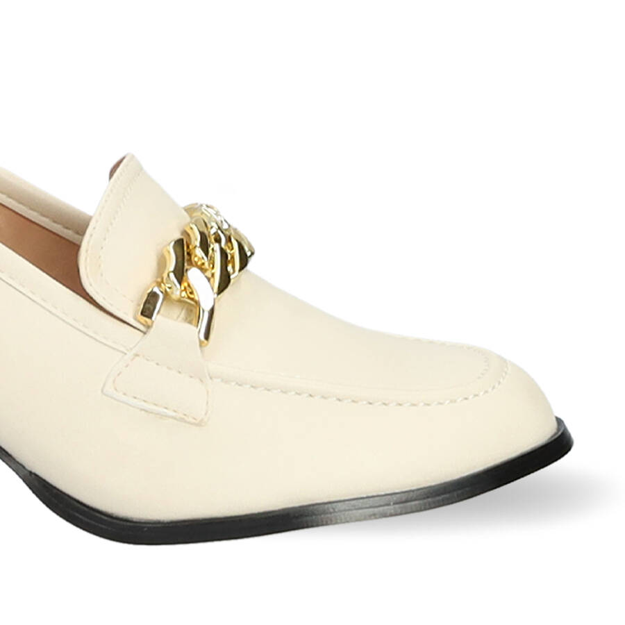 Heeled moccasins in white faux leather and gold chain link detail 