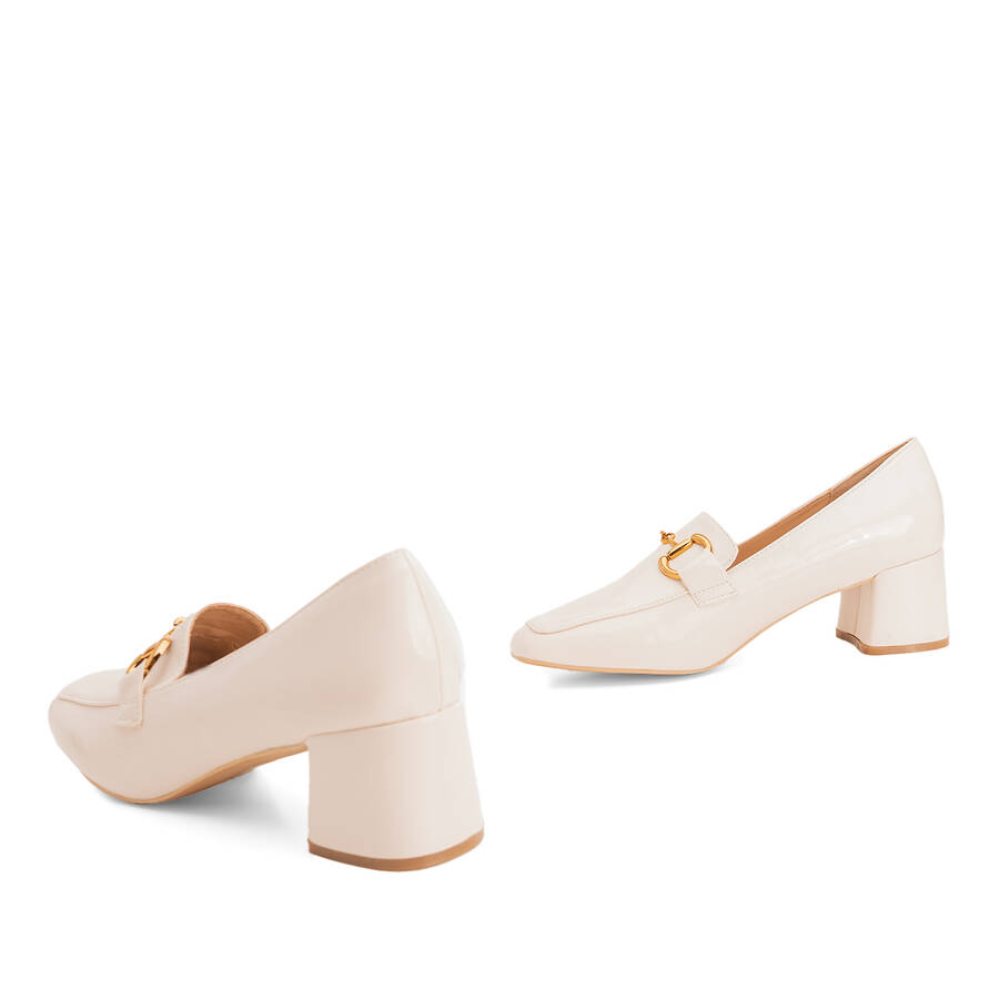 Heeled moccasins in white patent 