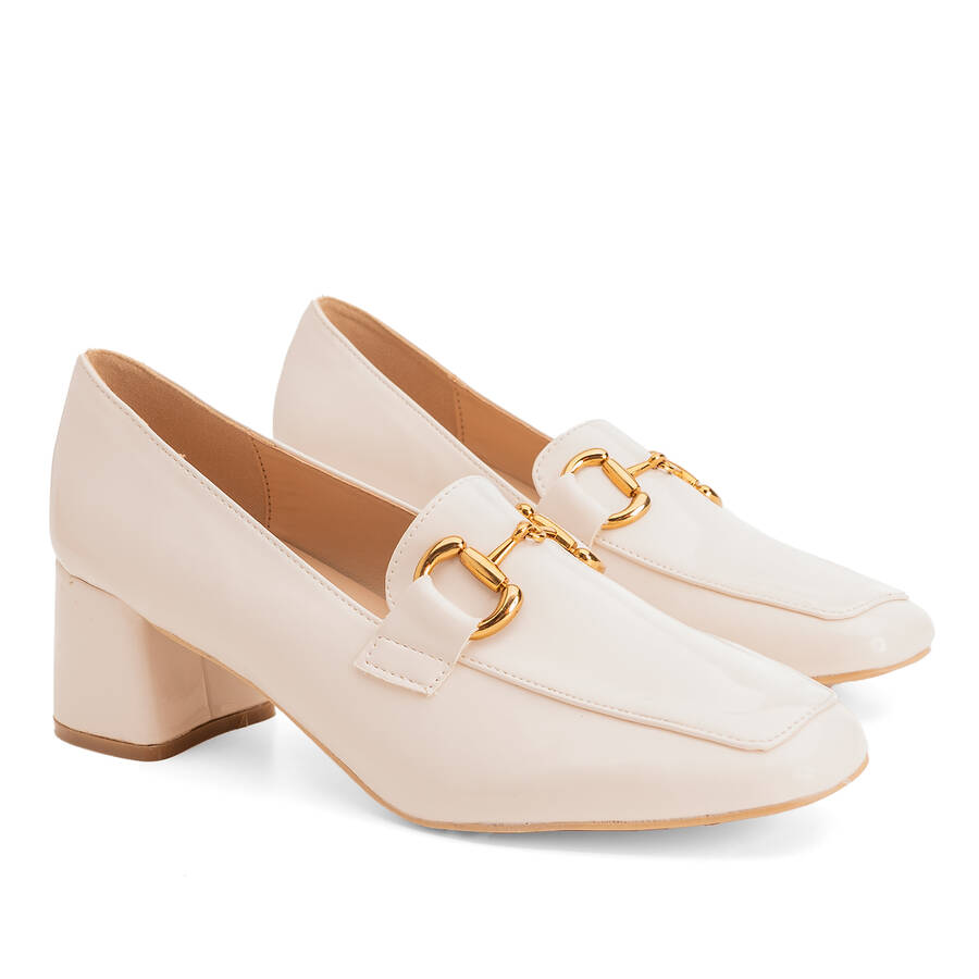 Heeled moccasins in white patent 