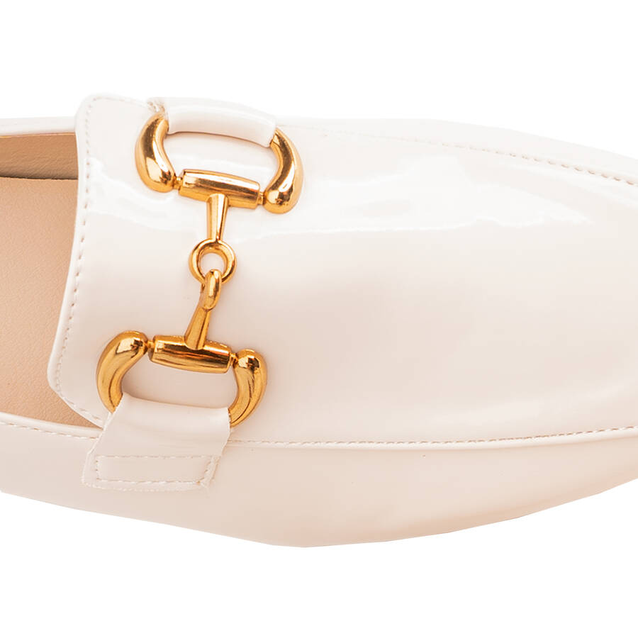 Heeled moccasins in white patent 