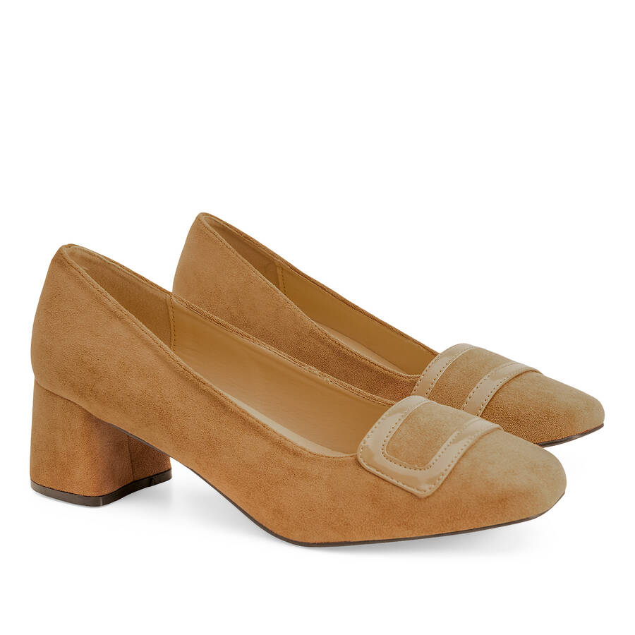 Heeled shoes in beige faux suede 