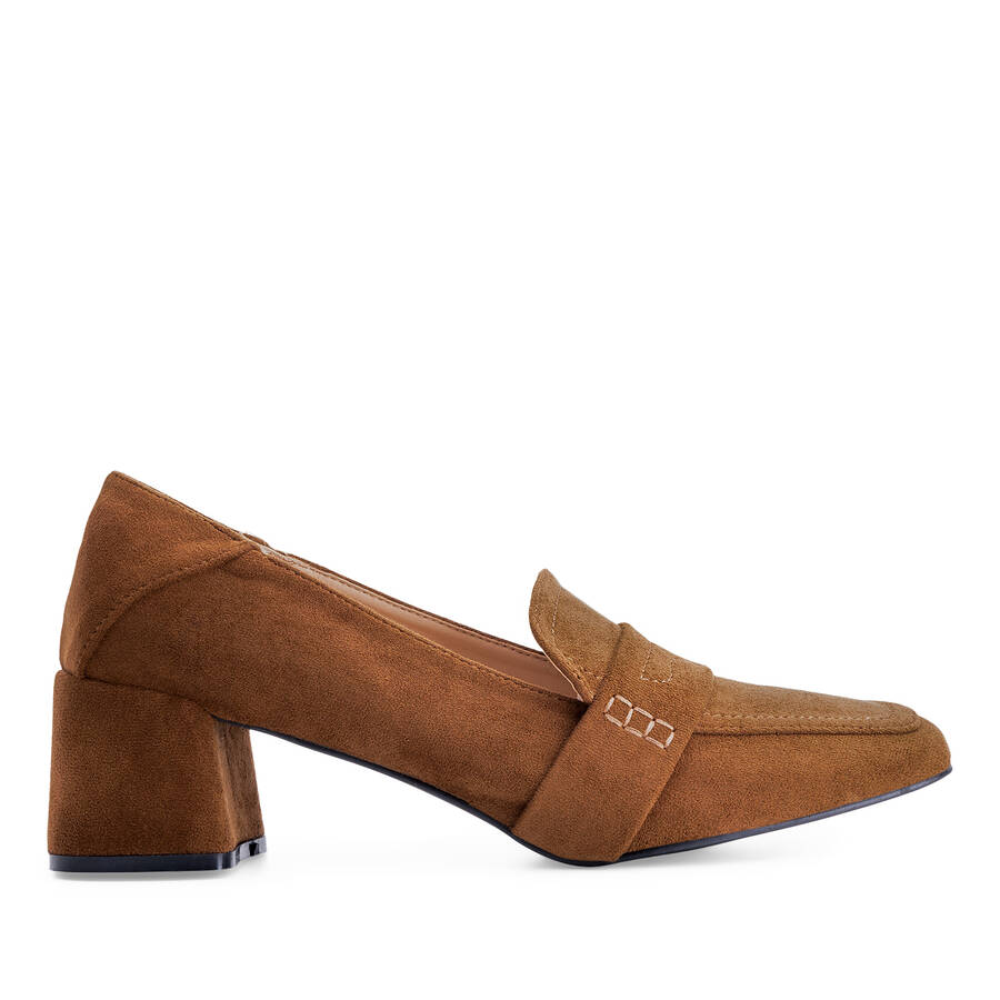 Heeled moccasin in camel colored faux suede 