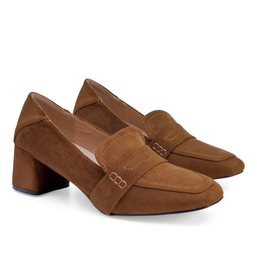 Heeled moccasin in camel colored faux suede 