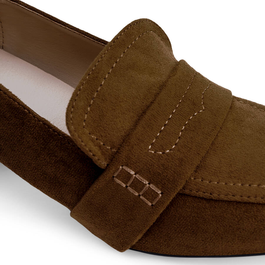 Heeled moccasin in camel colored faux suede 