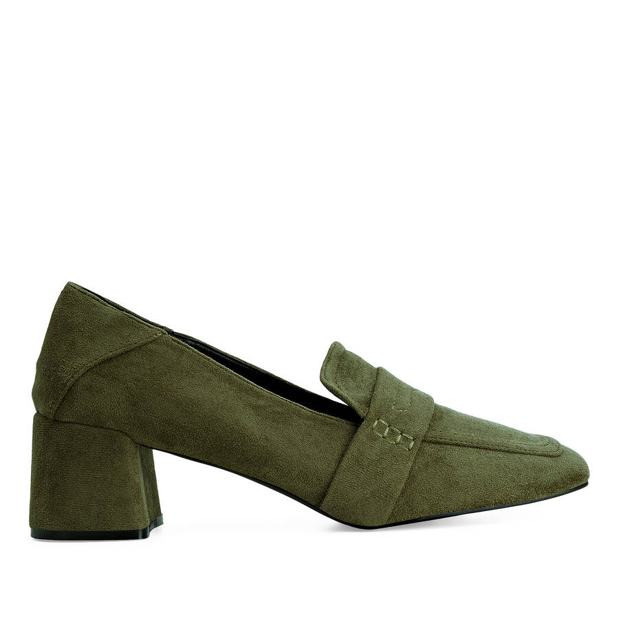 Heeled moccasin in kaki faux suede 