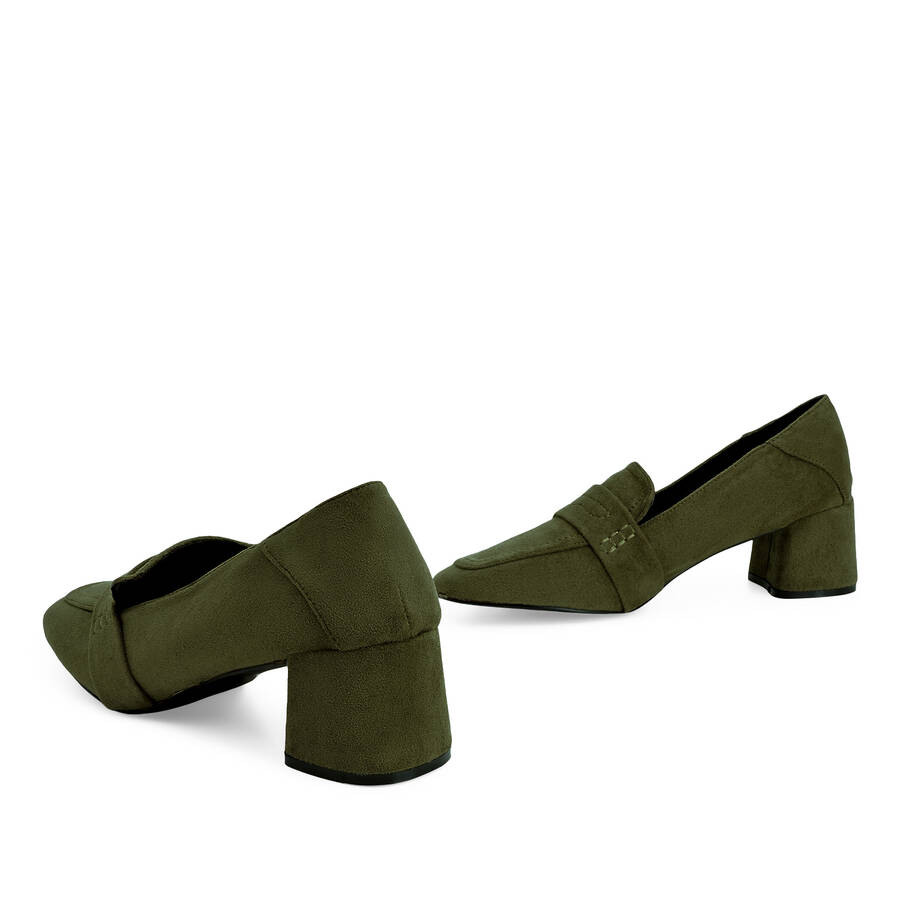 Heeled moccasin in kaki faux suede 