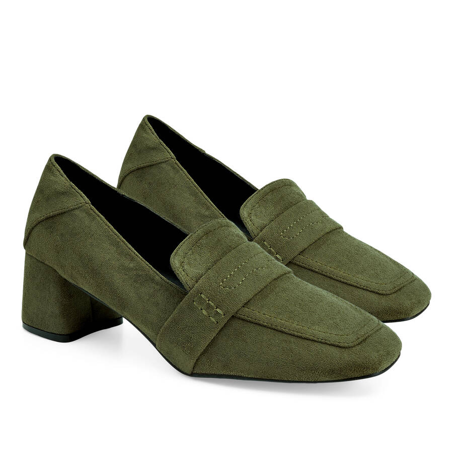 Heeled moccasin in kaki faux suede 