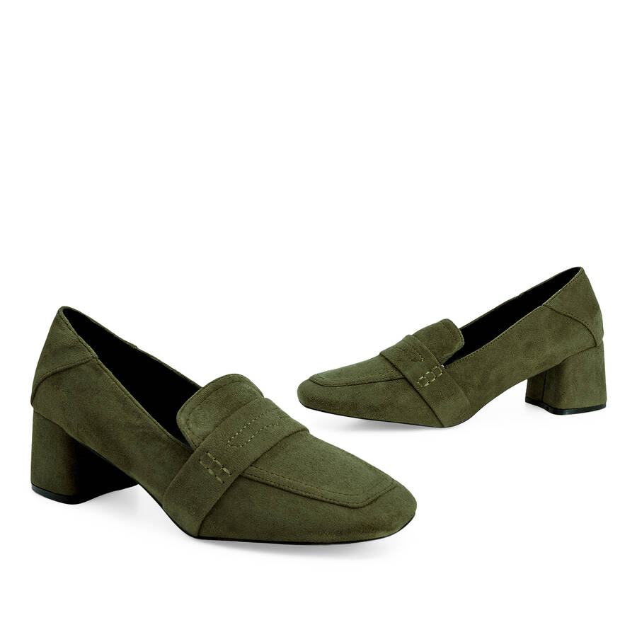 Heeled moccasin in kaki faux suede 