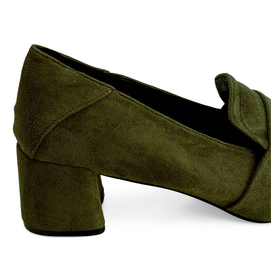 Heeled moccasin in kaki faux suede 