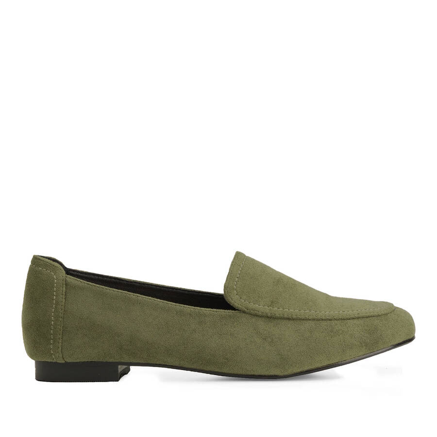 Moccasins in kaki faux suede 