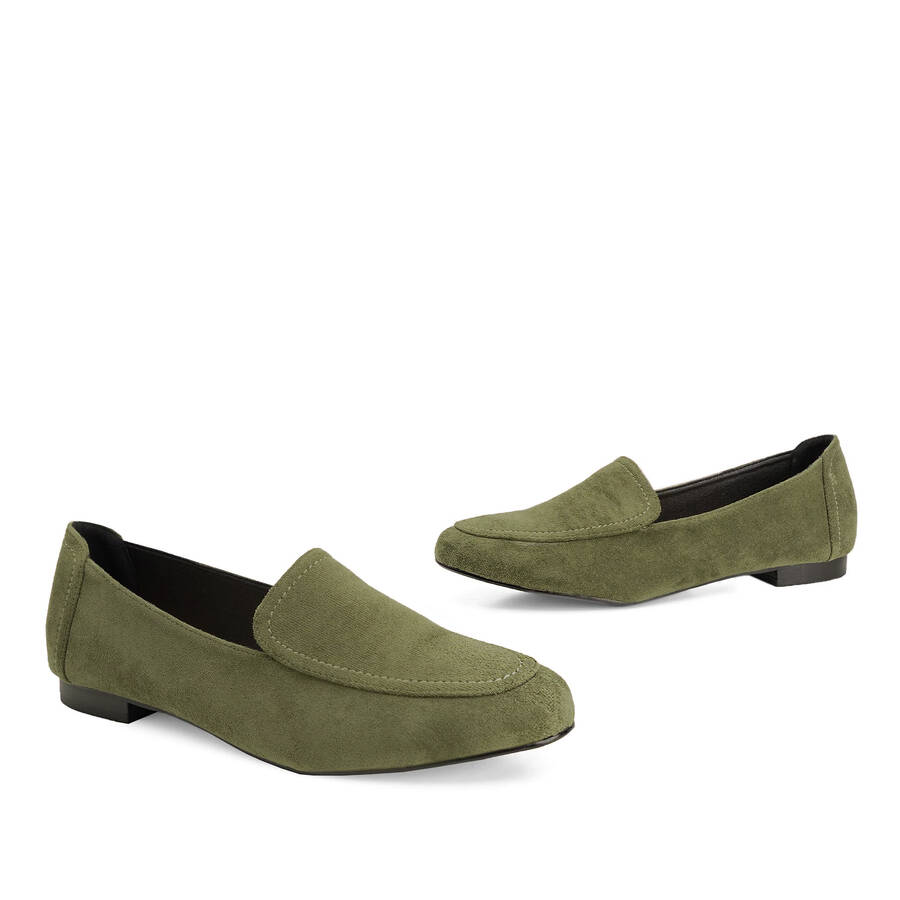 Moccasins in kaki faux suede 